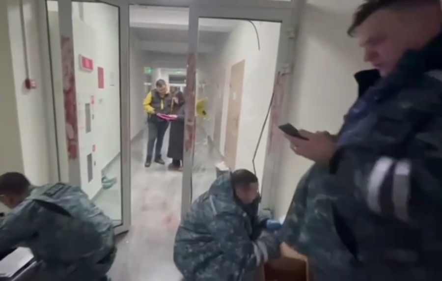 В Уфе при нападении на общежитие пострадали студенты из Индии. Нападавший выкрикивал националистические лозунги и нарисовал кровью свастику