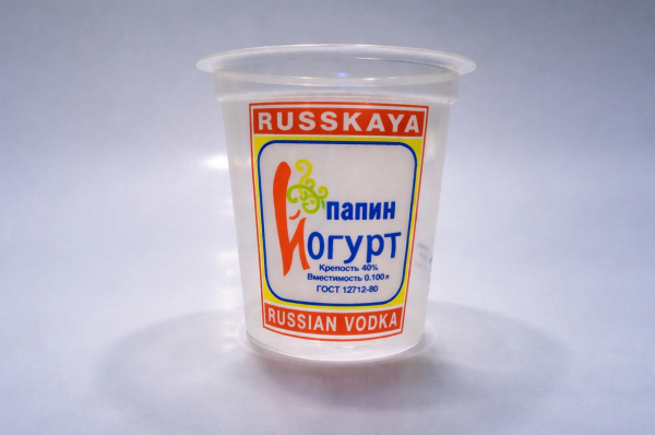 Суровая правда о водке в пластиковых стаканчиках из 90-х: какой была и откуда взялась?